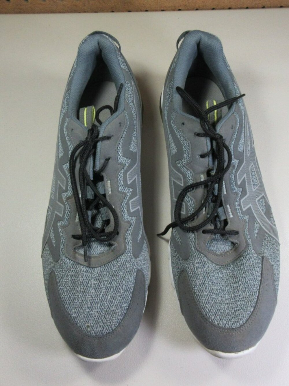 Asics mens gray an white Gel Quantum 90 3 running shoes 14 M